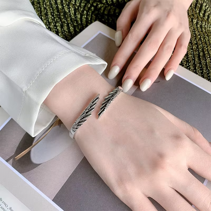 Bracelet Ailes d'Ange Minimaliste en Argent Vue Porté