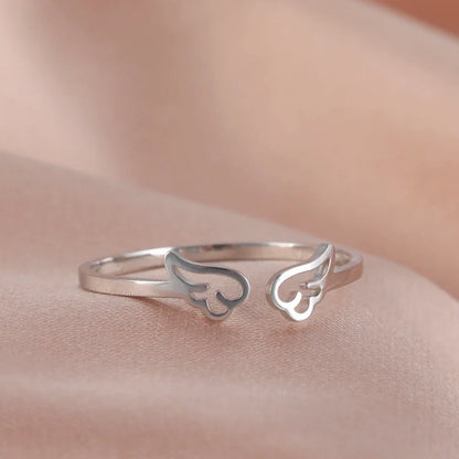 Bague aile d'ange réglable dorée et argentée sur fond blanc