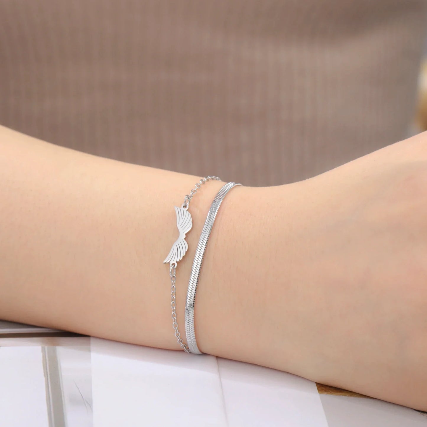 Bracelet aile d'ange femme argenté porté au poignet