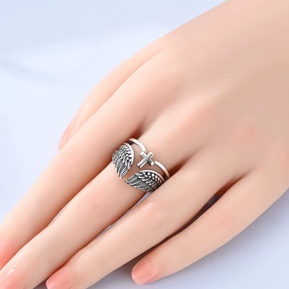 Bague Ailes d'Ange avec Croix Chrétienne en Argent vue de Portée
