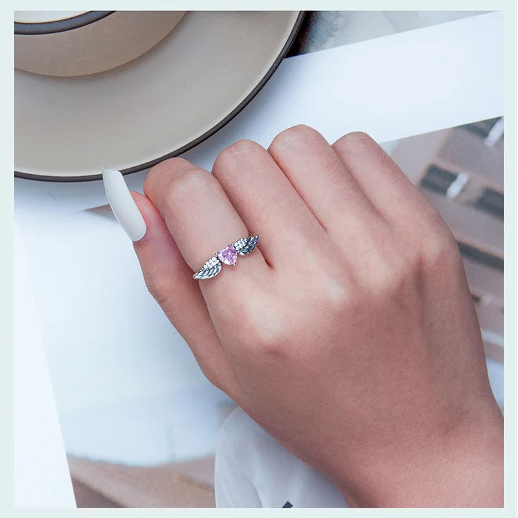 Bague Ailes d'Ange Scintillante en Argent avec zircon rose portée