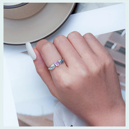 Bague Ailes d'Ange Scintillante en Argent avec zircon rose portée