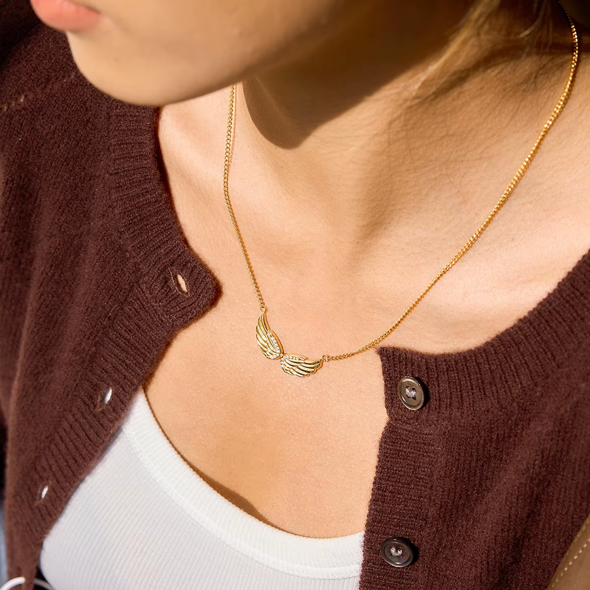 Collier Ailes d'Ange Doré Porté Vue de Haut