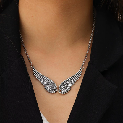 Collier Ailes d'Ange Chic Vue éloignée Portée
